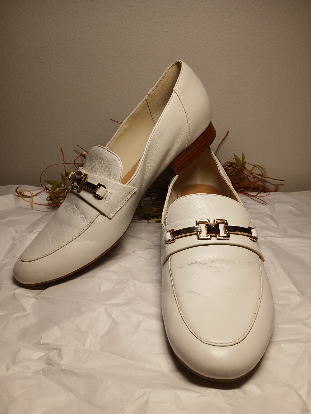 Marc Fisher Off White Leather Loafers with Gold Accent Womens Sz 10M MFEBERA